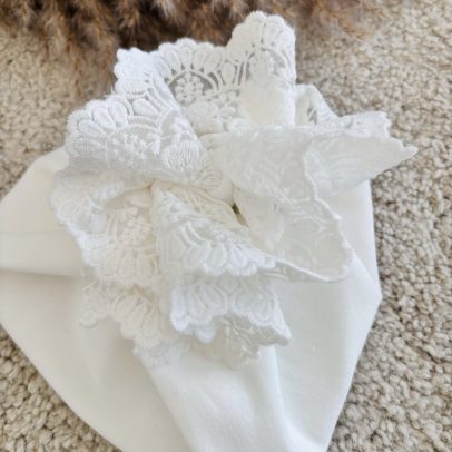 Dwuwarstwowy turban do chrztu z tiulową koronką