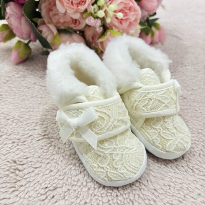 Zimowe trzewiki na chrzest koronkowe z futerkiem