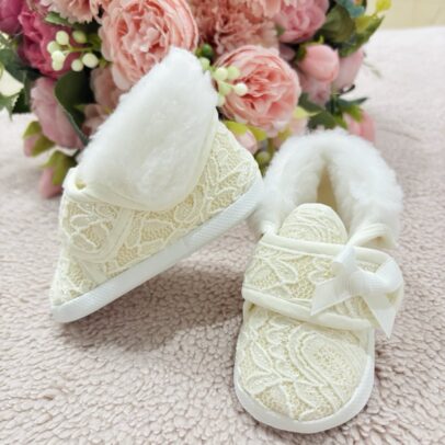 Zimowe trzewiki do chrztu koronkowe z futerkiem