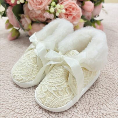 Buciki zimowe na chrzest niemowlęce wiązane z futerkiem