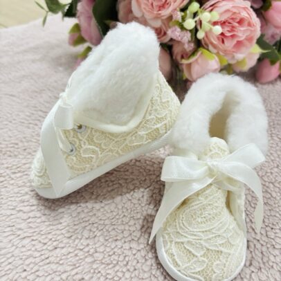 Buciki zimowe do chrztu niemowlęce wiązane z futerkiem