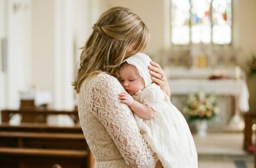 Jaka sukienka dla mamy na chrzciny? Kompletny przewodnik