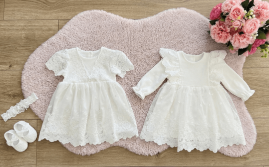 Sukienka do chrztu z długim czy krótkim rękawem?